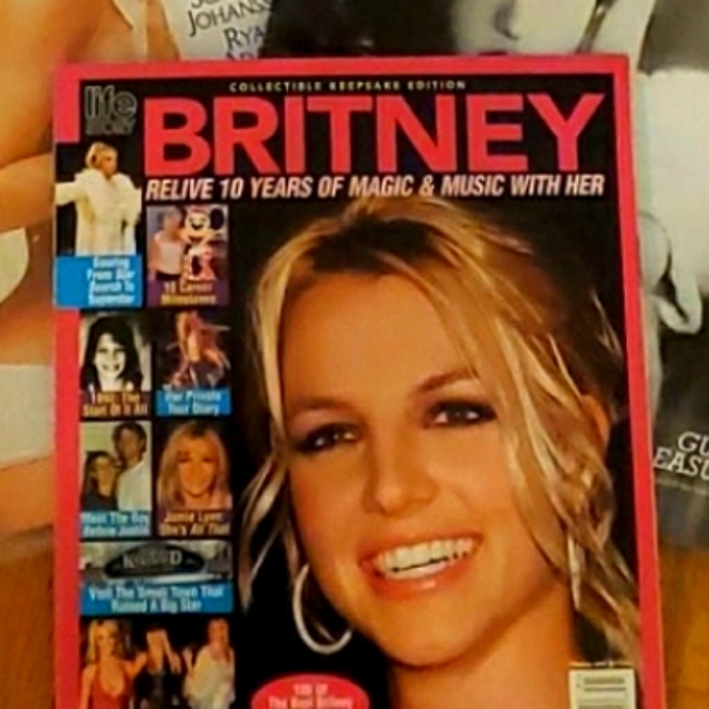 Britney Spears Life Story Mag + Britney gift 🎁